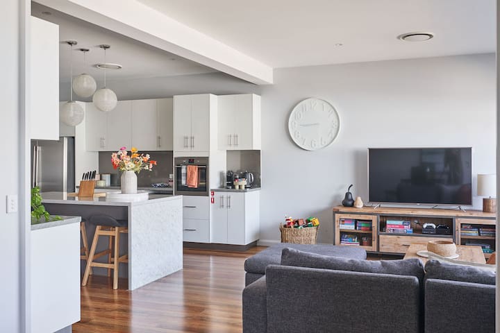 Large CBD apartment with parking