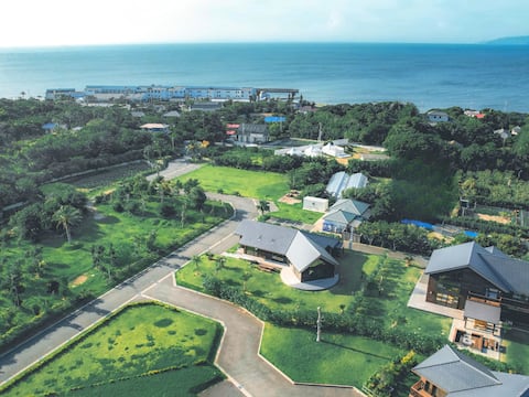 Cairns House, a 20,000 m² park with tennis, basketball, and trampoline, with 2 buildings available f