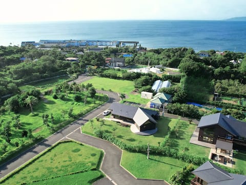 Cairns House, a 20,000 m² park with tennis, basketball, and trampoline, with 2 buildings available f