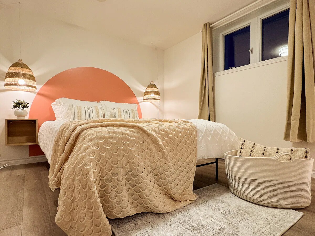 การตกแต่งเก๋ไก๋และเตียงขนาดควีนไซส์