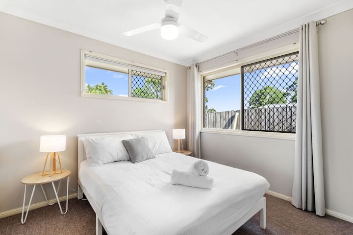 Спете лесно в третата спалня. Предлага се с двойно легло, подредено със странични маси и светлини за четене.
 
