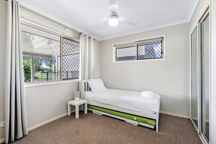 В третата спалня единично легло обслужва тези, които пътуват с дете или в група.
