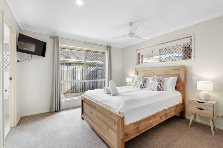 Основната спалня разполага с телевизор, монтиран на стената, светлини за четене, самостоятелна баня и просторен гардероб.