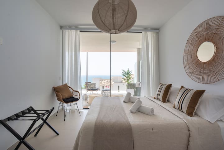 Réveillez-vous avec une vue imprenable sur la Méditerranée dans cette chambre lumineuse et élégante. Doté d'un lit confortable, d'une armoire intégrée et d'un accès direct à la terrasse, c'est l'espace idéal pour se détendre et se ressourcer dans un confort total.