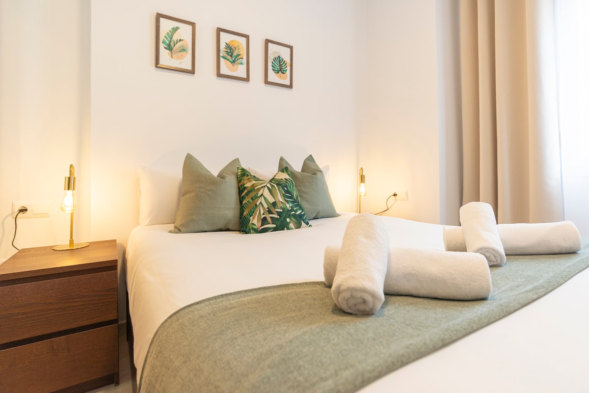 Gezellige en elegante slaapkamer met een tweepersoonsbed (140 cm), zachte verlichting en op de natuur geïnspireerde inrichting. Inclusief een ruime spiegelkast en verduisteringsgordijnen voor een goede nachtrust.