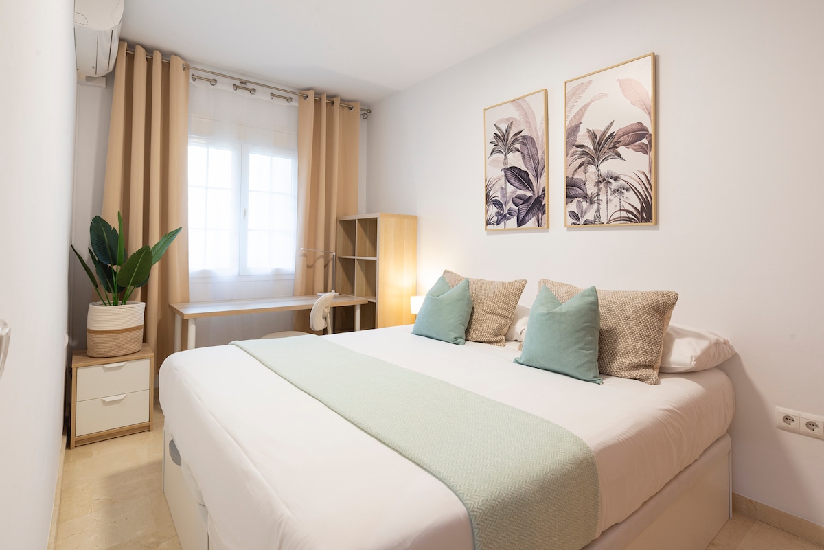 Lichte en ruime slaapkamer met een kingsize bed, zacht beddengoed en een rustgevende inrichting. Inclusief een eigen bureau en rekken, ideaal voor werken op afstand of langer verblijf.