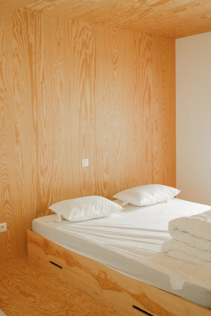 מיטה זוגית (ומקום לתינוק/מיטת תינוק)