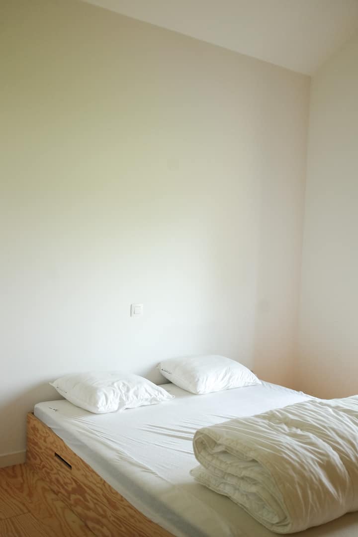 מיטת זוגית (ומקום לתינוק/מיטת תינוק) ומיטת יחיד (בקומת הביניים, נגישה באמצעות סולם המותקן על הקיר) 