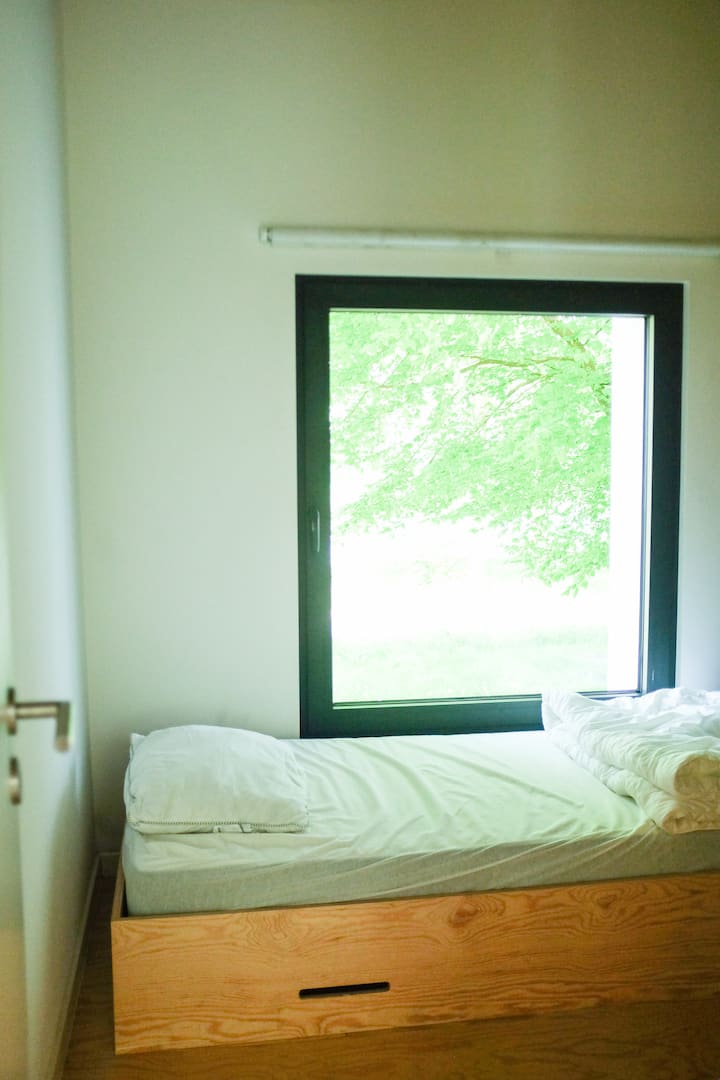 מיטת יחיד ומיטת יחיד נוספת (בקומת הביניים, נגישה באמצעות סולם המותקן על הקיר)