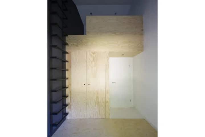 מיטת יחיד ומיטת יחיד נוספת (בקומת הביניים, נגישה באמצעות סולם המותקן על הקיר)