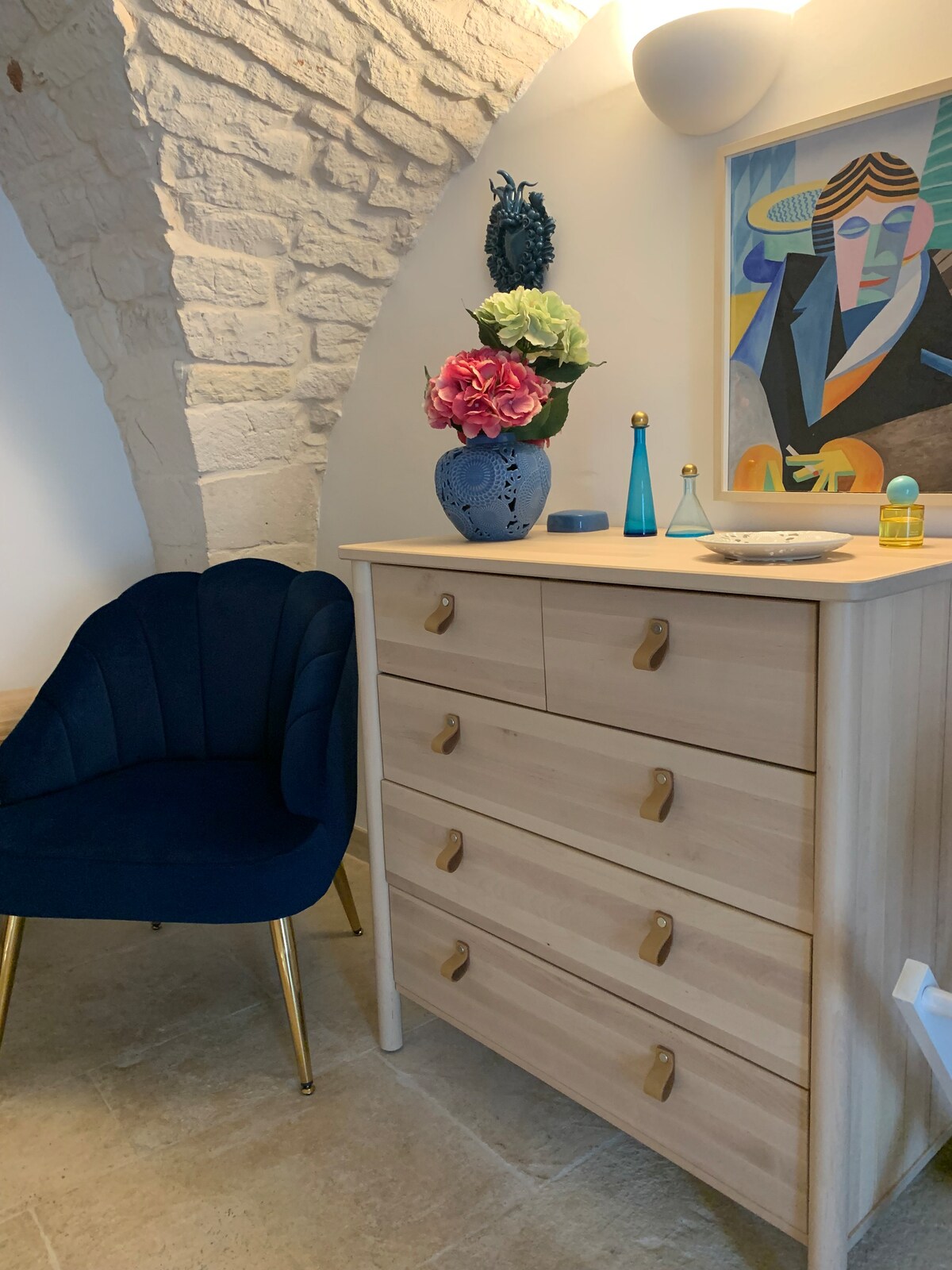 抽屉柜和扶手椅