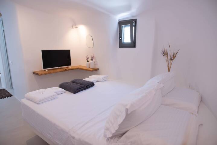 Spilia Milos gallery image 5