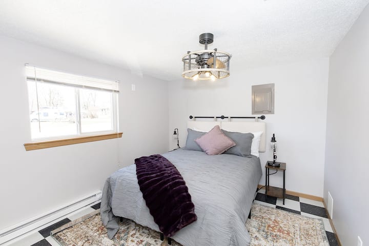 3 Min To Dt I Queen I Free Parking I Smart Tv - Detroit Lakes, MN