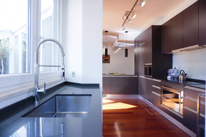 Gulbenkian Terrace – Bright Luxury Apartment gallery image 4