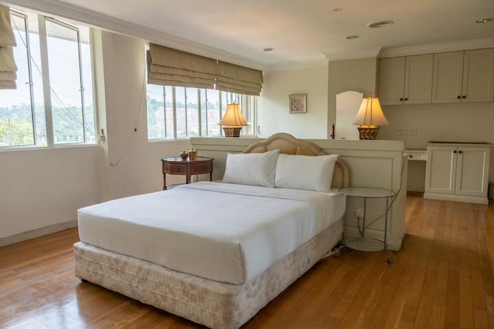 Šiame miegamajame yra karališko dydžio lova, šoniniai staliukai, spintelės ir naktinės lempos. Kambario tamsinimo žaliuzės padeda kontroliuoti į kambarį patenkančių saulės spindulių kiekį. 