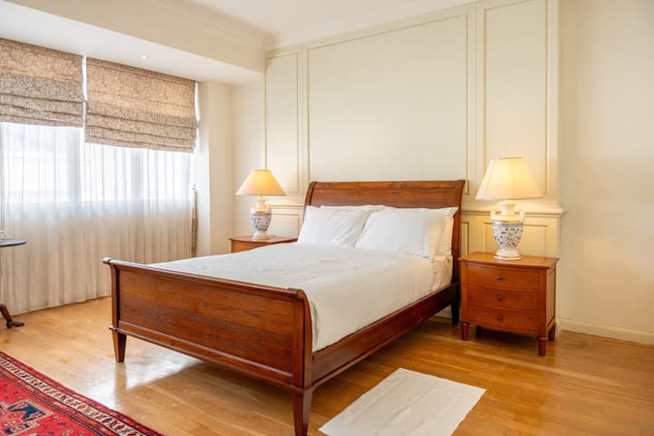 Gerai išsimiegokite karališko dydžio lovoje. Padėkite knygas ir nešiojamąjį kompiuterį prie vieno iš šoninių staliukų. 