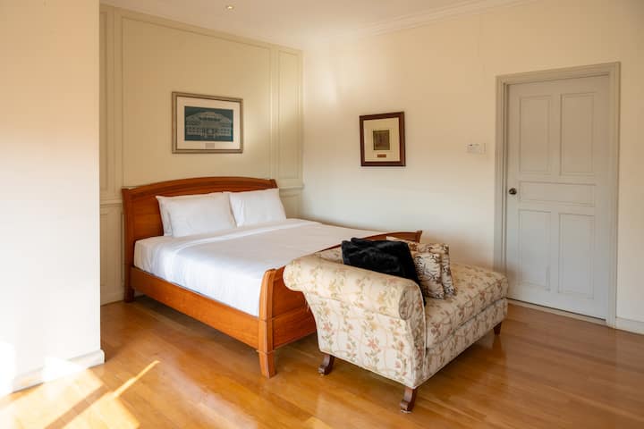 Šiame jaukiame miegamajame yra dvigulė lova ir viena lova. 