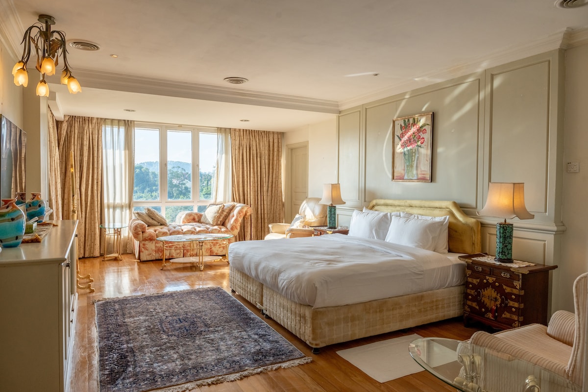 Მთავარი საძინებელი აღჭურვილია პლუშის საწოლით, დივნის დივნით, ორი მყარი გვერდითი მაგიდით და ლამპით, საკუთარი ზარმაცი ბიჭის სამაგრით და გრძელი ცალკემდგომი კაბის სარკით. Ოთახი, ასევე, გამოირჩევა საკუთარი შესასვლელი გარდერობით, სადაც საკმარისი სივრცეა მოსამზადებლად. 