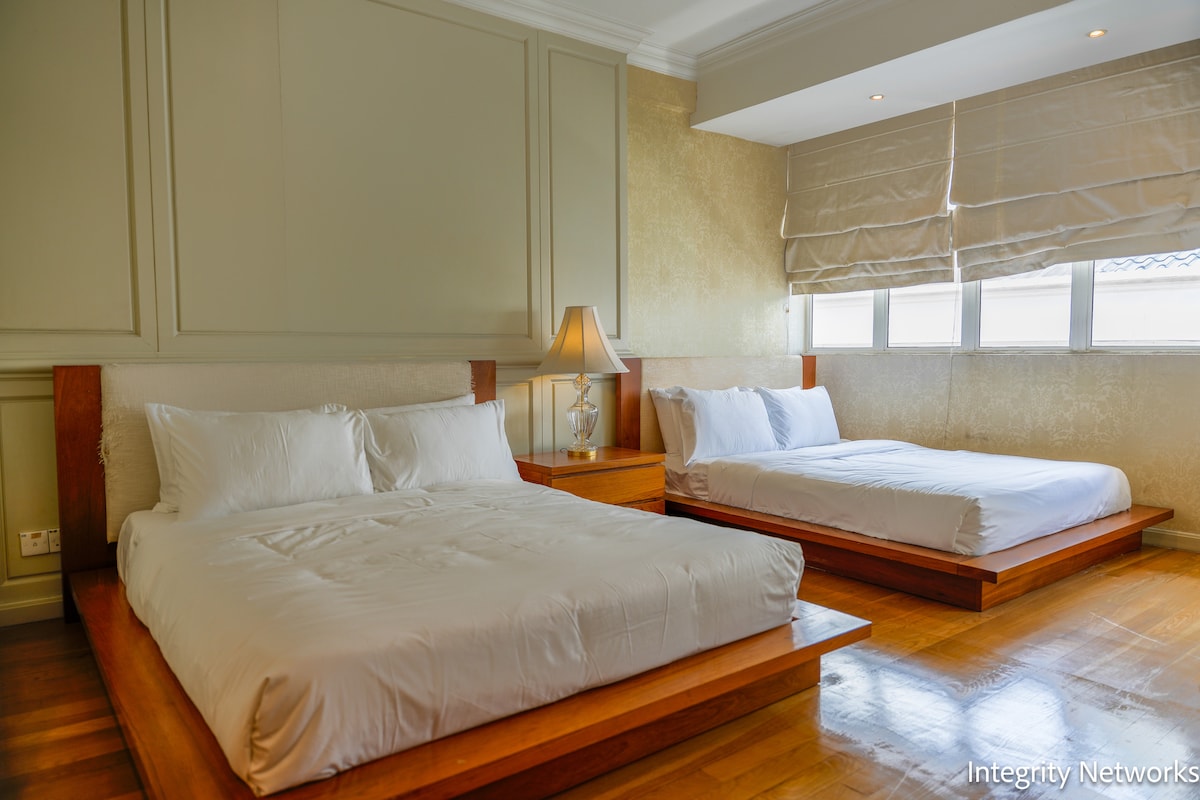 Ეს მყუდრო საძინებელი გამოირჩევა ორი დიდი საწოლით. Ოთახის გამუქებული ფერები დაგეხმარებათ, გააკონტროლოთ ოთახში მზის სხივების რაოდენობა. 