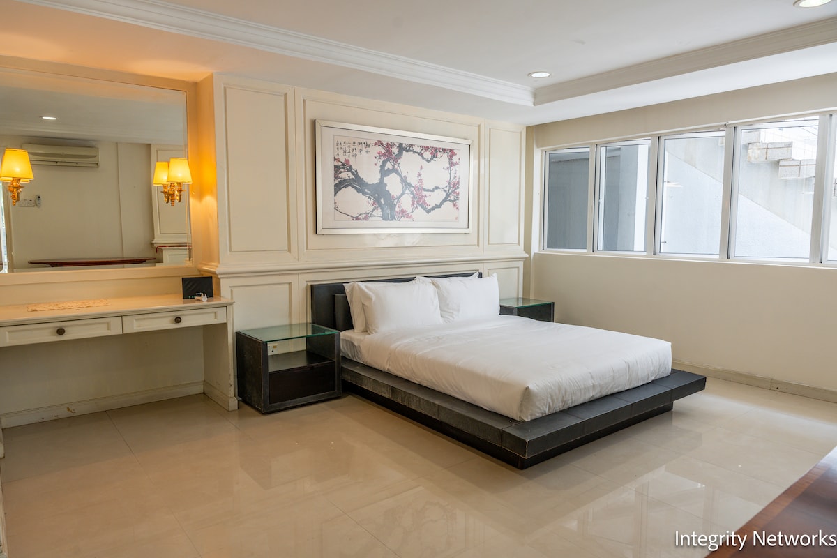 Ეს დიდი საძინებელი გამოირჩევა ორადგილიანი საწოლით, პლუშის ბალიშებითა და კომფორტული მატრასით. Გვერდითი მაგიდები საშუალებას გაძლევთ, შეინახოთ პირადი ნივთები, ლეპტოპები და წიგნები. 