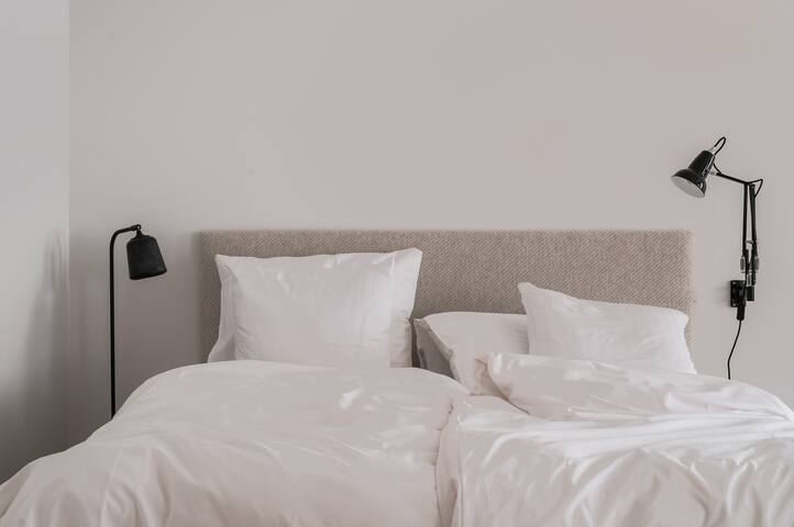 Queens Courtyard 2BR apartment by Daniel&Jacob’s gallery image 5