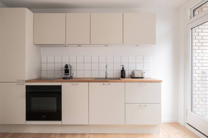 Queens Courtyard 2BR apartment by Daniel&Jacob’s gallery image 4