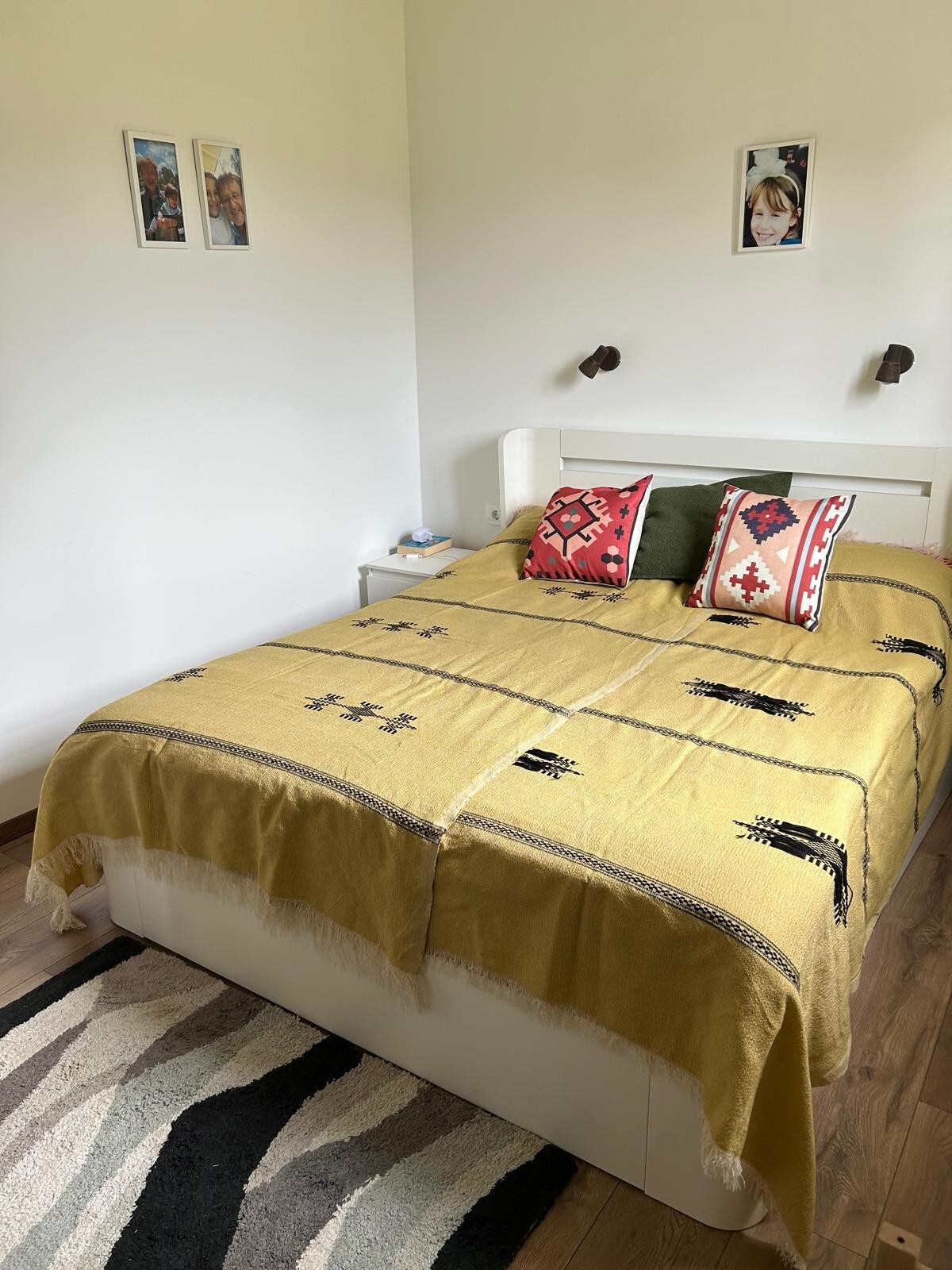 Леглото е широко 160 см