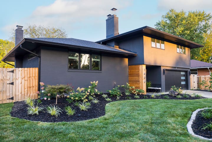 THE MANOR – Luxury Resort Living