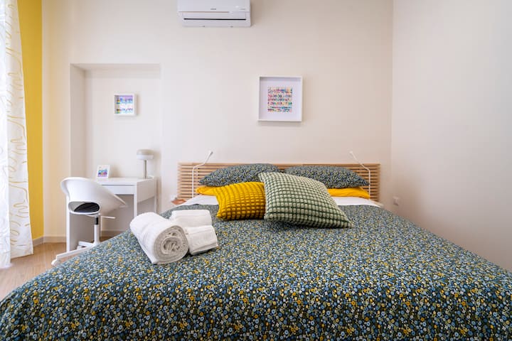 黄色房间，配有双人床、衣柜、书桌、扶手椅、空调和阳台，可俯瞰花园。 
房源内提供免费无线网络，您可以舒适地使用移动设备。
