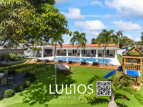 Elite Escape: Luxury Poolside Oasis & 8BR+Games