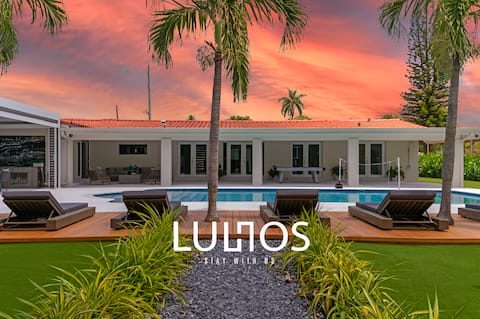 Deluxe Retreat: Poolside Oasis & Entertainment 8BR
