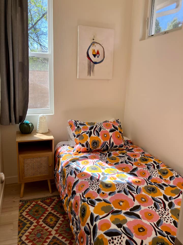 Zoals de foto aangeeft, is dit een eenpersoonsbed en een kleine slaapkamer.