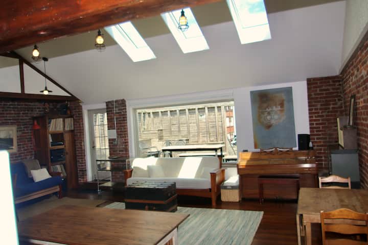 Renovated 1-bed W/ Private Deck - Somerville, MA