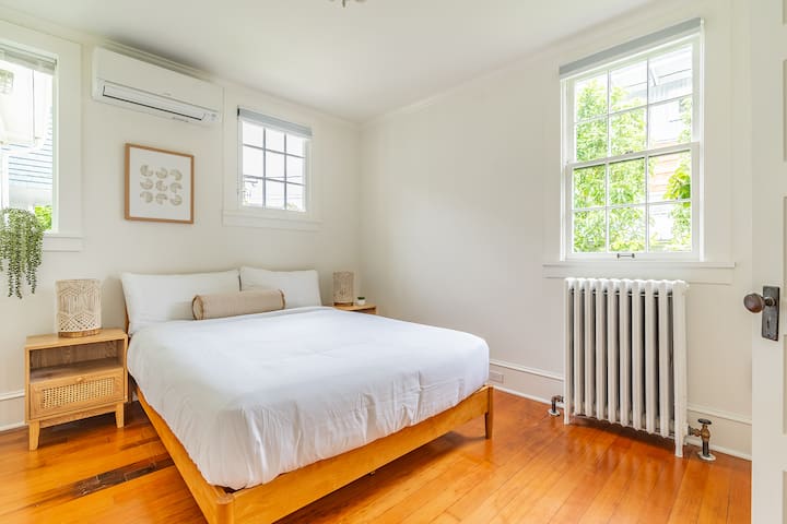 Спалня: очаква ви светло пространство с дървен под, елегантен декор и спокойна атмосфера!