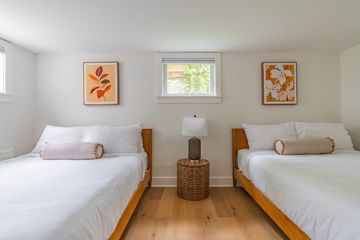 Стая с две единични легла: светло и просторно място за почивка с очарователен декор и две плюшени легла за максимален комфорт!