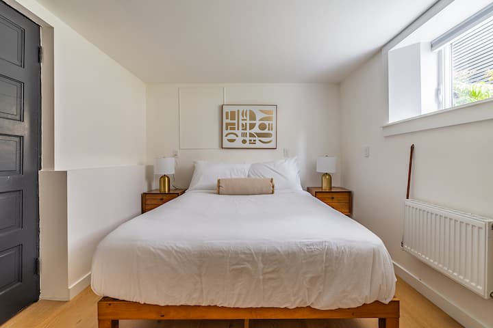 Спалня: очаква ви светло, просторно помещение с модерен декор и спокойна атмосфера!