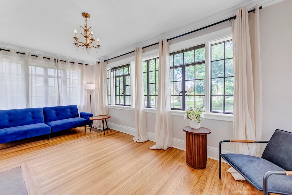 Airbnb Historic Falls Gem-Arcade projector games 1Kmbps
