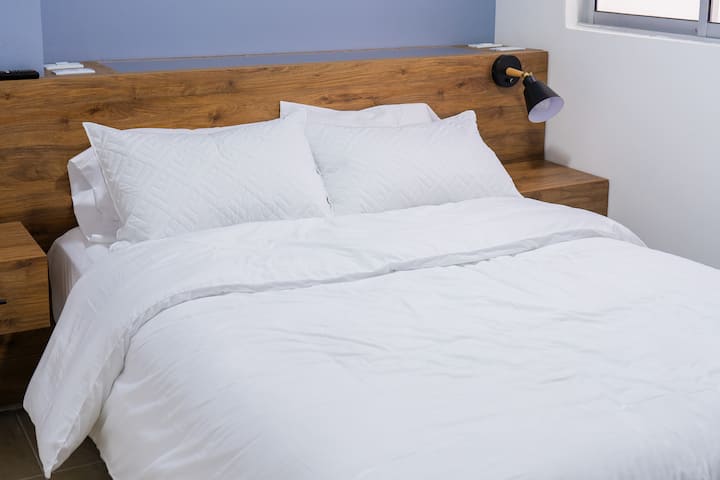 מקום נעים עם טלוויזיה וכריות יוקרה כדי לישון טוב יותר. חדר רחצה מחוץ לחדר