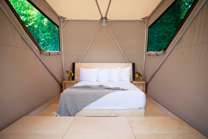 Zakoračite u naše najsuvremenije šatore Jupea s vrhunskim madracem Nectar Queen, modernim namještajem i velikim prozorima koji unose vanjski prostor. Doživite neusporedivu udobnost i stil dok se opuštate i punite baterije na Highland Ranchu.