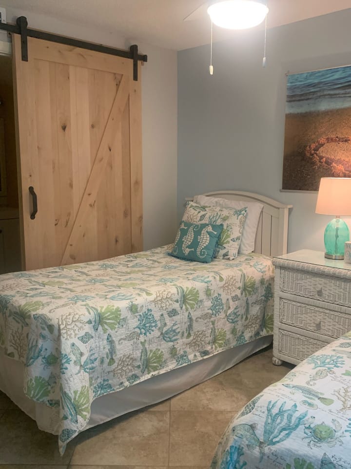 Hosťovská spálňa s dvoma samostatnými posteľami a pripojenou zrekonštruovanou kúpeľňou