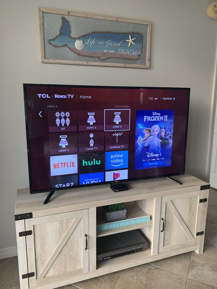 Nová 55-palcová inteligentná TV s prístupom ku káblovým programom a všetkým streamovacím zariadeniam