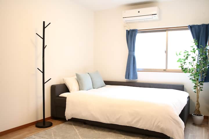 يمكنك استخدام سرير الأريكة الموجود في غرفة المعيشة كسرير مزدوج.