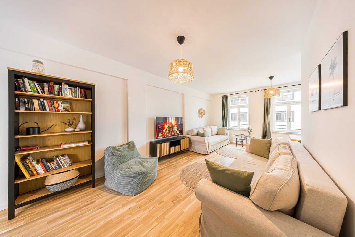 Successful Airbnb property: Stylish central city apartment with 2 balconies in Zentrum Ost
