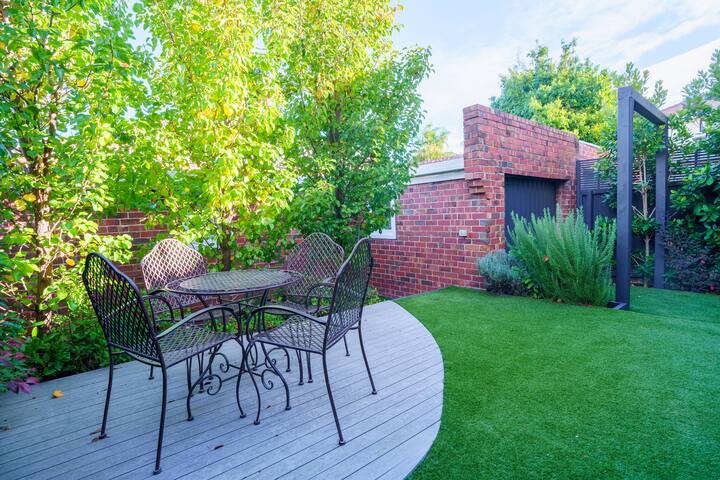 Elegant Caulfield North Family Home gallery image 5