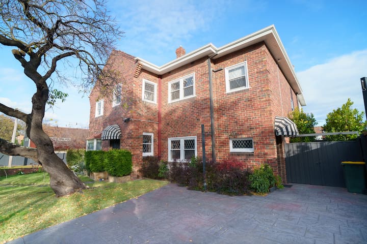 Elegant Caulfield North Family Home