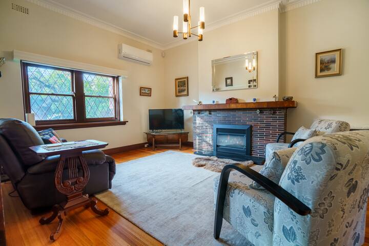 Elegant Caulfield North Family Home gallery image 4