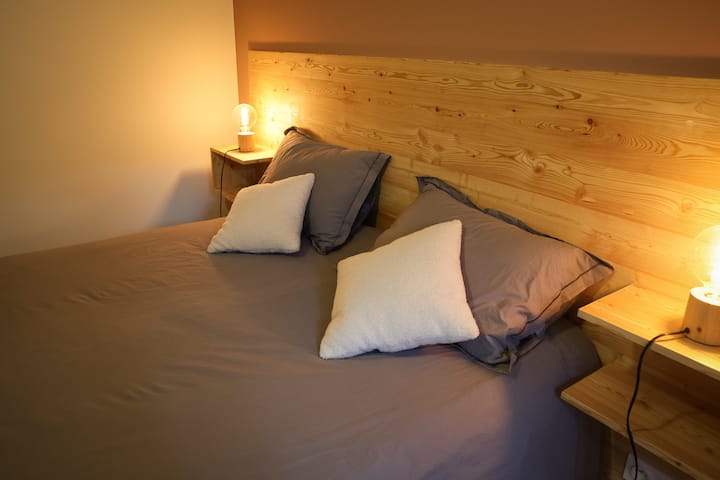 Chambre élégante avec lit Queen Size haut de gamme, salle de bain design et WC privatifs. Confort absolu, intimité garantie et ambiance raffinée pour un séjour tout en sérénité.
