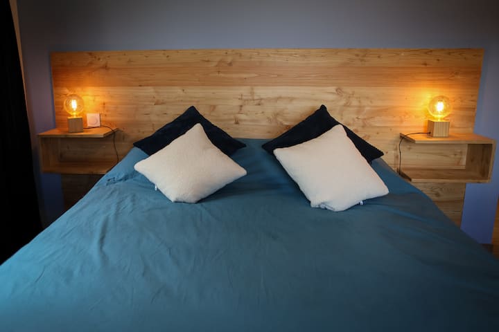 Chambre équipée d'un lit double Queen Size avec Matelas RESSORTS haut de gamme  - ROSA BONHEUR au confort ferme.
Grande salle de bain, WC privatif