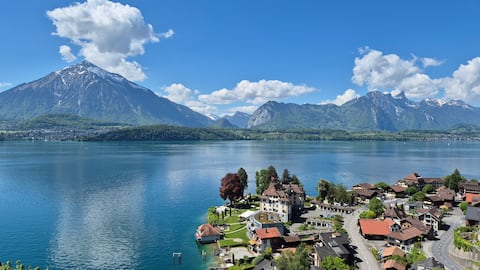 Jewel with dream view of the lake and mountains!