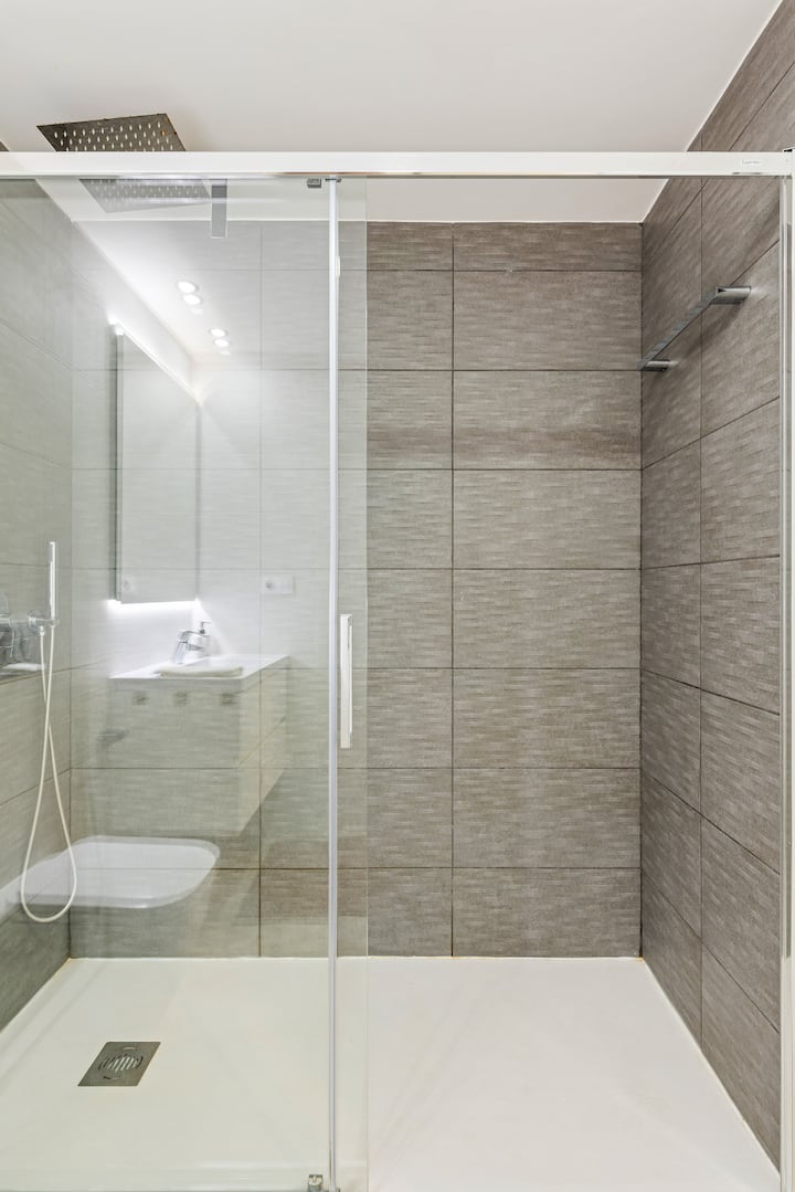 Salle de bain de la chambre avec sortie sur la terrasse